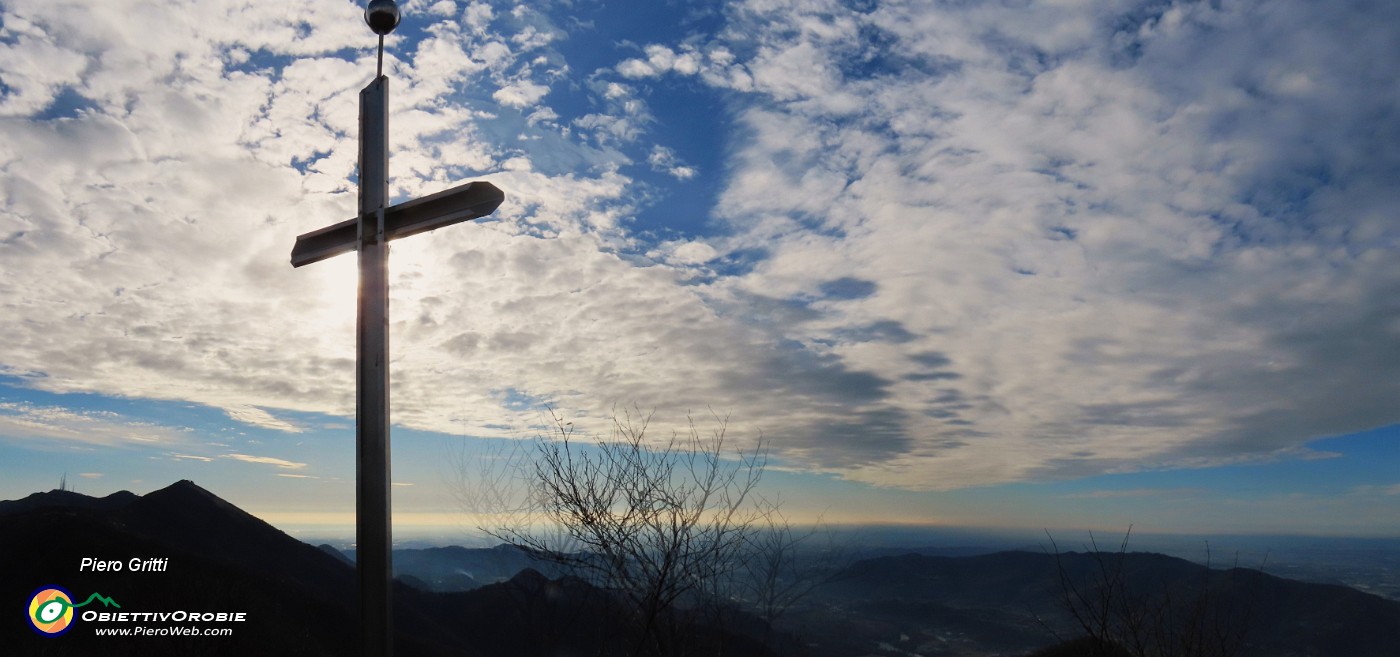 29 Alla croce del Monte Ocone (1351 m)  con vista sul dirimpettaio Monte Tesoro.jpg